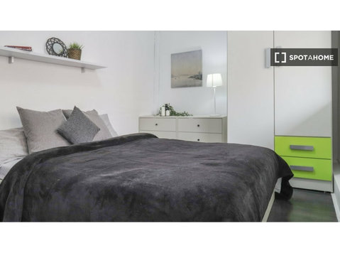 Room in 7-bedroom apartment for rent in Quintana, Madrid - Kiadó
