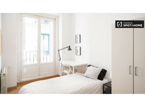 Pokój w apartamencie z 7 sypialniami w Lavapiés w Madrycie - Do wynajęcia