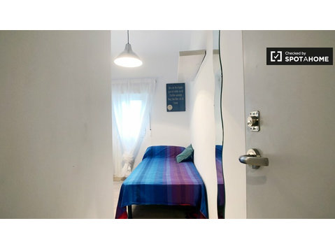 Chambre dans un appartement de 7 chambres à Puerta del… - À louer