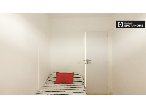 Quarto em apartamento de 7 quartos em Puerta del Ángel,… - Aluguel