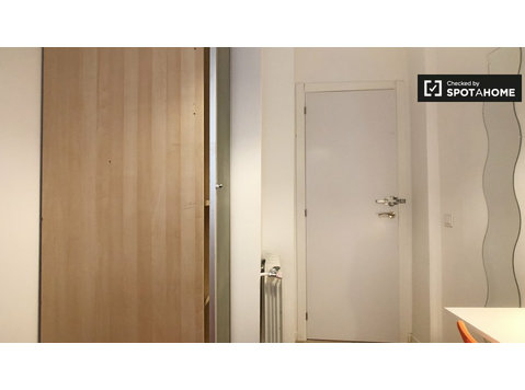 Chambre dans un appartement de 7 chambres à Puerta del… - À louer