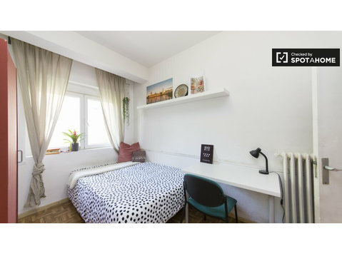 Camera in appartamento con 7 camere da letto a Tetuan,… - In Affitto