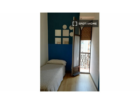 Chambre dans un appartement de 9 chambres à Malasaña, Madrid - À louer