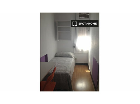 Habitación en apartamento de 9 habitaciones en Malasaña,… - Alquiler