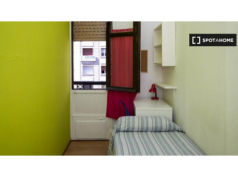 Camera in appartamento con 9 camere a Malasaña, Madrid - In Affitto