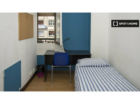 Quarto em apartamento com 9 quartos em Malasaña, Madrid - Aluguel