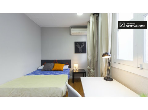 Stanza in un appartamento con 15 camere da letto a Moncloa,… - In Affitto