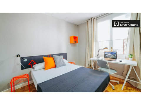 Pokój w 15-pokojowym apartamencie w Moncloa w Madrycie - Do wynajęcia