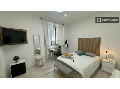Room in a shared 10-bedroom flat for rent in Palacio, Madrid - Под Кирија