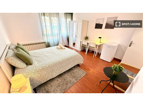Zimmer in einer 4-Zimmer-WG in Pradolongo, Madrid - Zu Vermieten