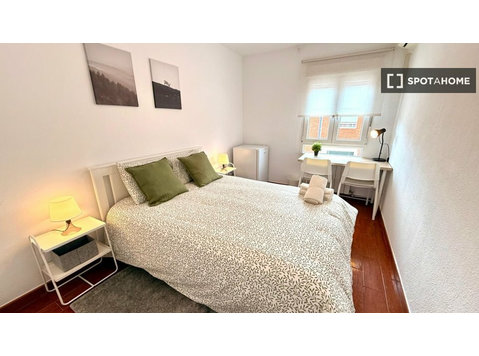Zimmer in einer 4-Zimmer-WG in Pradolongo, Madrid - Zu Vermieten