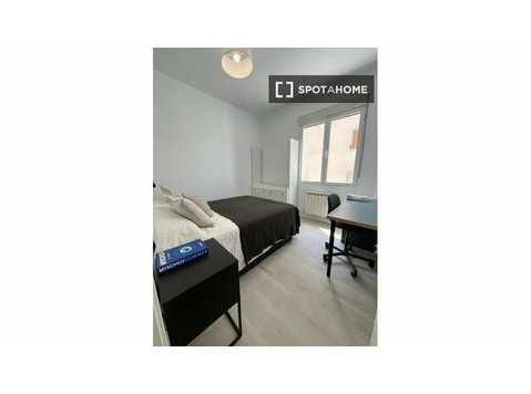 Quarto em apartamento compartilhado de 5 quartos para… - Aluguel