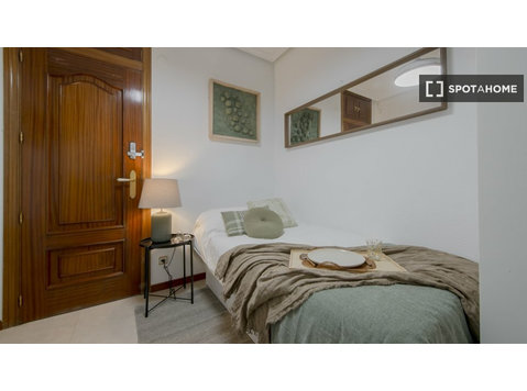Pacífico'da kiralık 7 yatak odalı paylaşımlı dairede oda - Kiralık