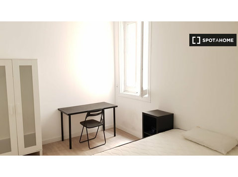 Room in shared apartment in Madrid - Til leje