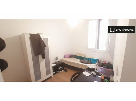 Room in shared apartment in Madrid - Annan üürile
