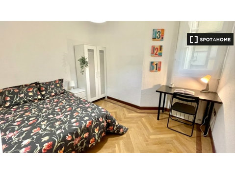 Room in shared apartment in Madrid - Под наем
