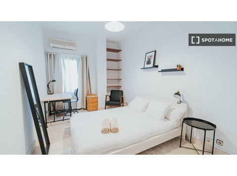 Zimmer in Wohngemeinschaft in Niño Jesús, Madrid - Zu Vermieten