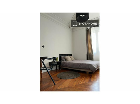 Madrid Embajadores'te kiralık paylaşımlı dairede oda. - Kiralık