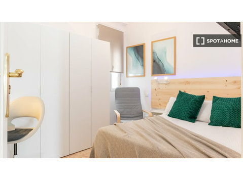 Madrid, Embajadores'te kiralık paylaşımlı dairede oda - Kiralık