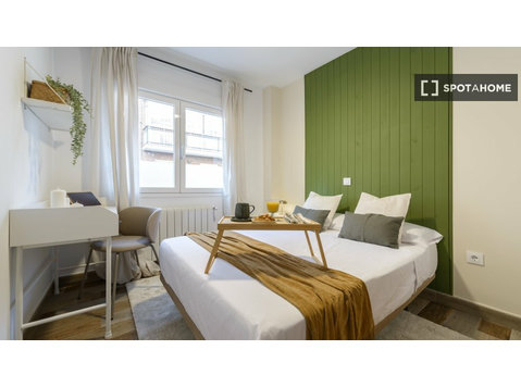 Madrid, Quintana'da kiralık paylaşımlı dairede oda - Kiralık