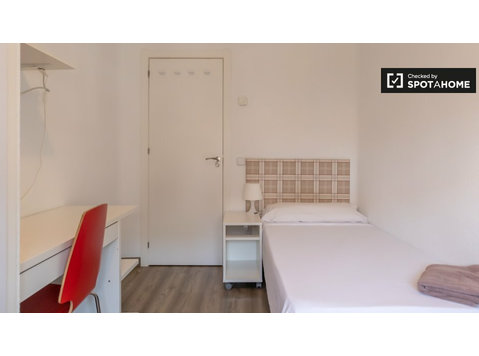 Zimmer im Studentenwohnheim in Moncloa, Madrid - Zu Vermieten