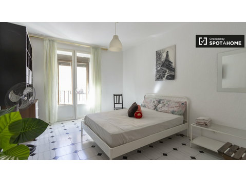 Camera in elegante appartamento con 4 camere da letto in… - In Affitto
