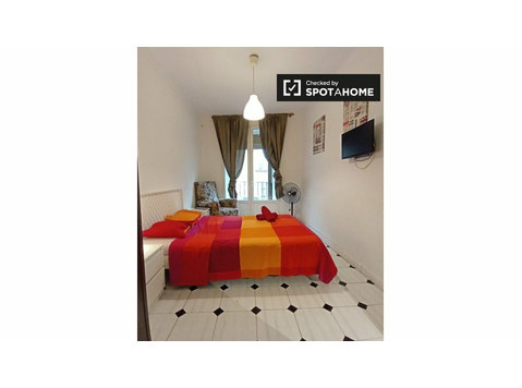 Chambre dans un élégant appartement de 4 chambres à louer à… - À louer