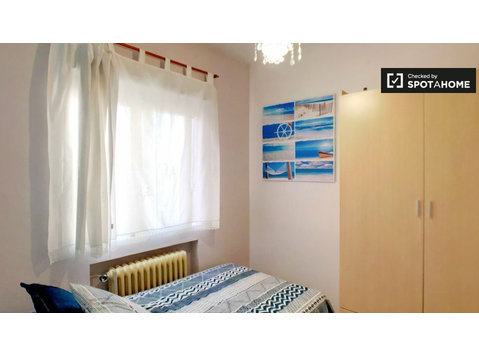 Room to rent in 4-bedroom apartment in Alcalá de Henares -  வாடகைக்கு 