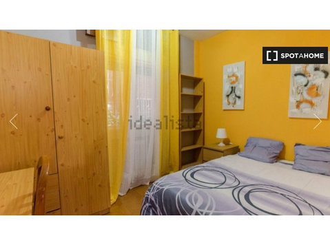 Se alquila habitación en piso de 5 dormitorios en Alcalá De… - Alquiler