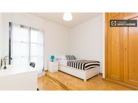 Room to rent in 8-bed apartment in Cuatro Caminos, Madrid - Te Huur