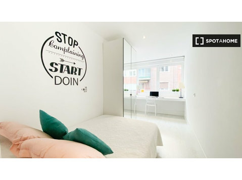Room to rent in student residence in upscale Barrio de Salam - For Rent
