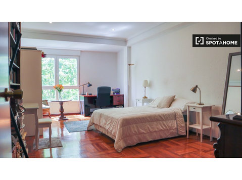 Quarto com cama de casal em apartamento de 7 quartos em… - Aluguel