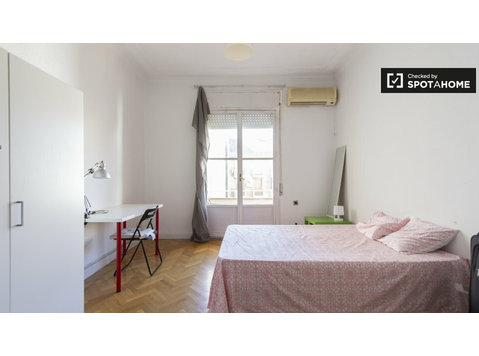 Zimmer mit Balkon zur Miete in 8-Zimmer-Wohnung in Moncloa - Zu Vermieten