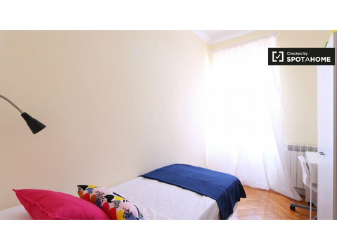 Room with balcony in 6-bedroom apartment in Salamanca Madrid - Под Кирија