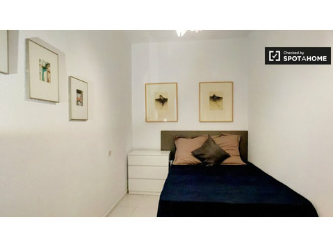 Camera con bagno in appartamento con 8 camere da letto a… - In Affitto