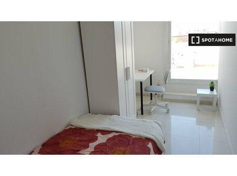 Room with terrace for rent in 4-bed apartment in Ríos Rosas - For Rent