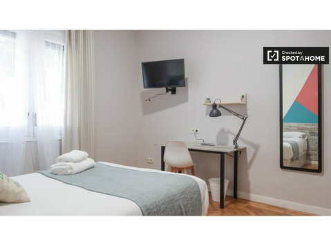 Madrid'de 10 yatak odalı birlikte yaşayan dairede kiralık… - Kiralık