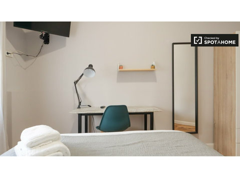 Pokoje do wynajęcia w 10-pokojowym mieszkaniu w Madrycie - Do wynajęcia