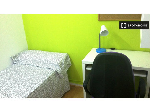 Rooms for rent in 11 bedroom apartment in Malasaña, Madrid - Cho thuê