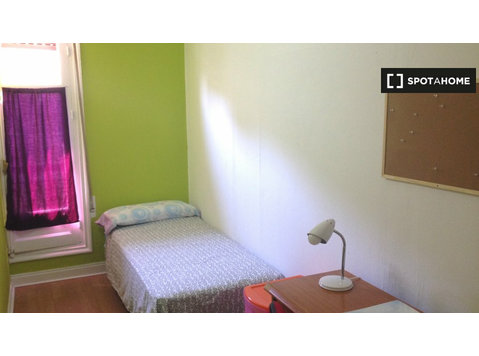 Rooms for rent in 11 bedroom apartment in Malasaña, Madrid - 임대