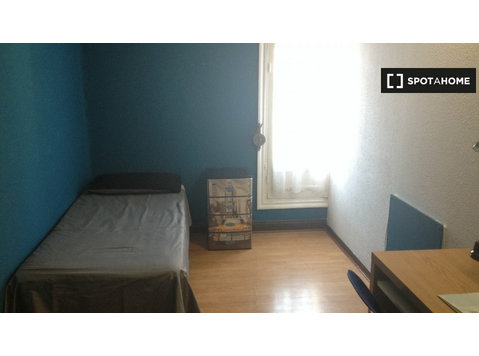 Malasaña, Madrid 11 odalı apartman dairesinde Kiralık Odalar - Kiralık