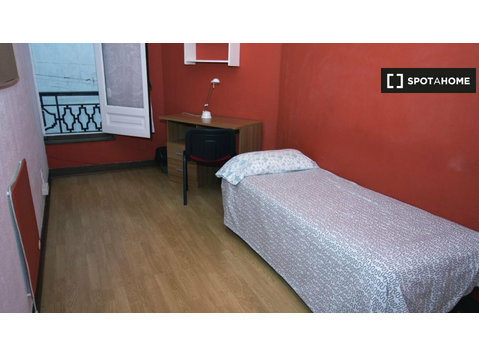 Rooms for rent in 11 bedroom apartment in Malasaña, Madrid - K pronájmu