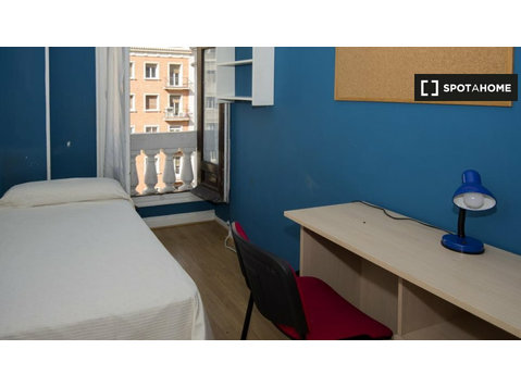 Rooms for rent in 11 bedroom apartment in Malasaña, Madrid - Na prenájom