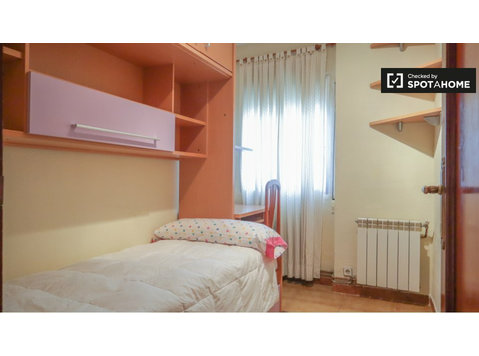 Rooms for rent in 2-bedroom apartment in Getafe, Madrid - For Rent