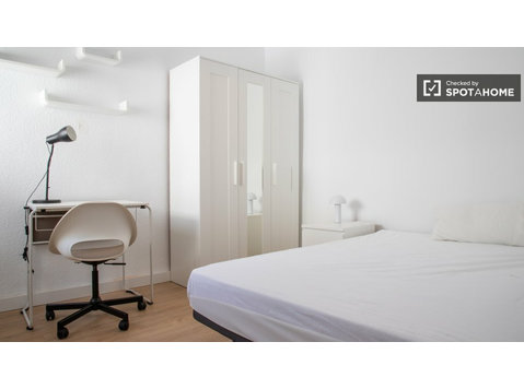 Rooms for rent in 3-bedroom apartment in Getafe, Madrid - Na prenájom