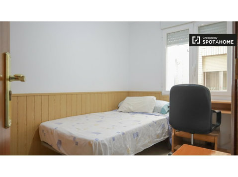 Rooms for rent in 3-bedroom apartment in Getafe, Madrid - De inchiriat