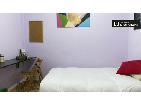 Pokoje do wynajęcia w 3-pokojowe mieszkanie w La Latina,… - Do wynajęcia