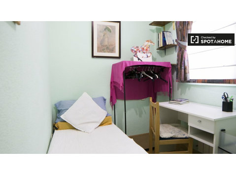 Rooms for rent in 3-bedroom apartment in La Latina, Madrid - Za iznajmljivanje