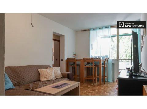 Quartos para alugar em apartamento de 3 quartos em Lucero,… - Aluguel