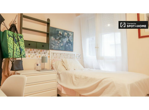 Rooms for rent in 3-bedroom apartment in Rios Rosas, Madrid - برای اجاره